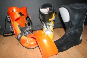 Chaussures de ski de rando en voie d'être réparées